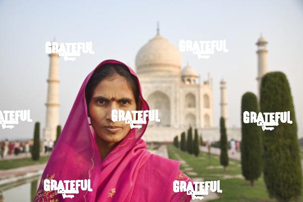 woman at the taj mahal at sunrise